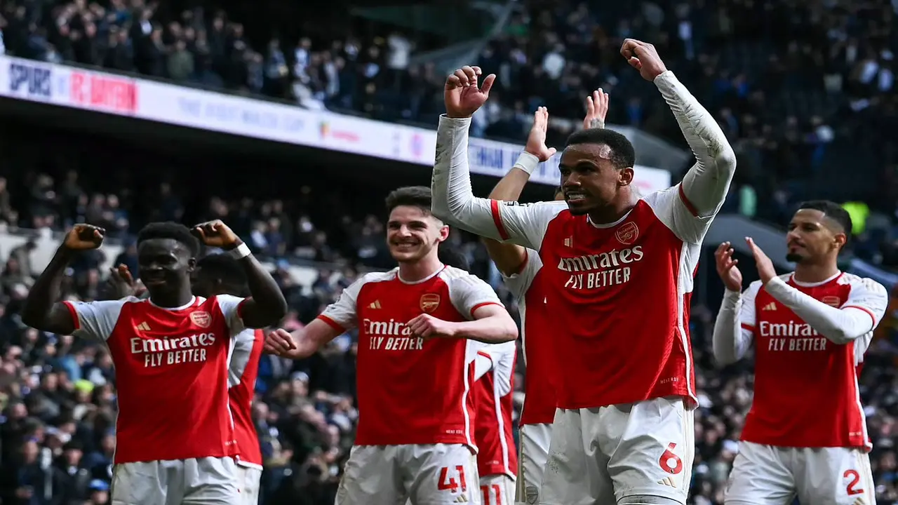 أرسنال يتوج بلقب الدوري الإنجليزي الممتاز بعد غياب 22 عامًا